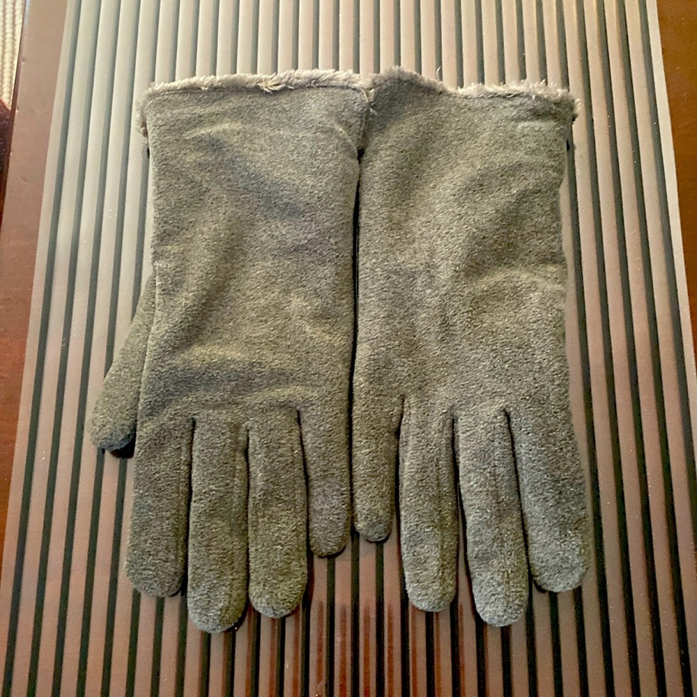 Women’s Warm Gray Brushed Polyester/Spandex Gloves. Size 7.